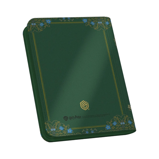 Grüner Harry Potter Sammelkartenordner mit Slytherin-Wappen, 4-Pocket-Zipfolio von Ultimate Guard für bis zu 160 Karten. Offiziell lizenziertes Design mit goldenen Verzierungen und stabilem Reißverschluss. Ideal für TCG-Fans und Sammler.