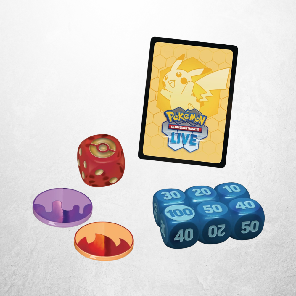 Zubehör des Pokémon Liga Kampf Deck Mega Lucario ex mit Schadensmarkenwürfeln, Münzwürfel und Pokémon TCG Live Codekarte.