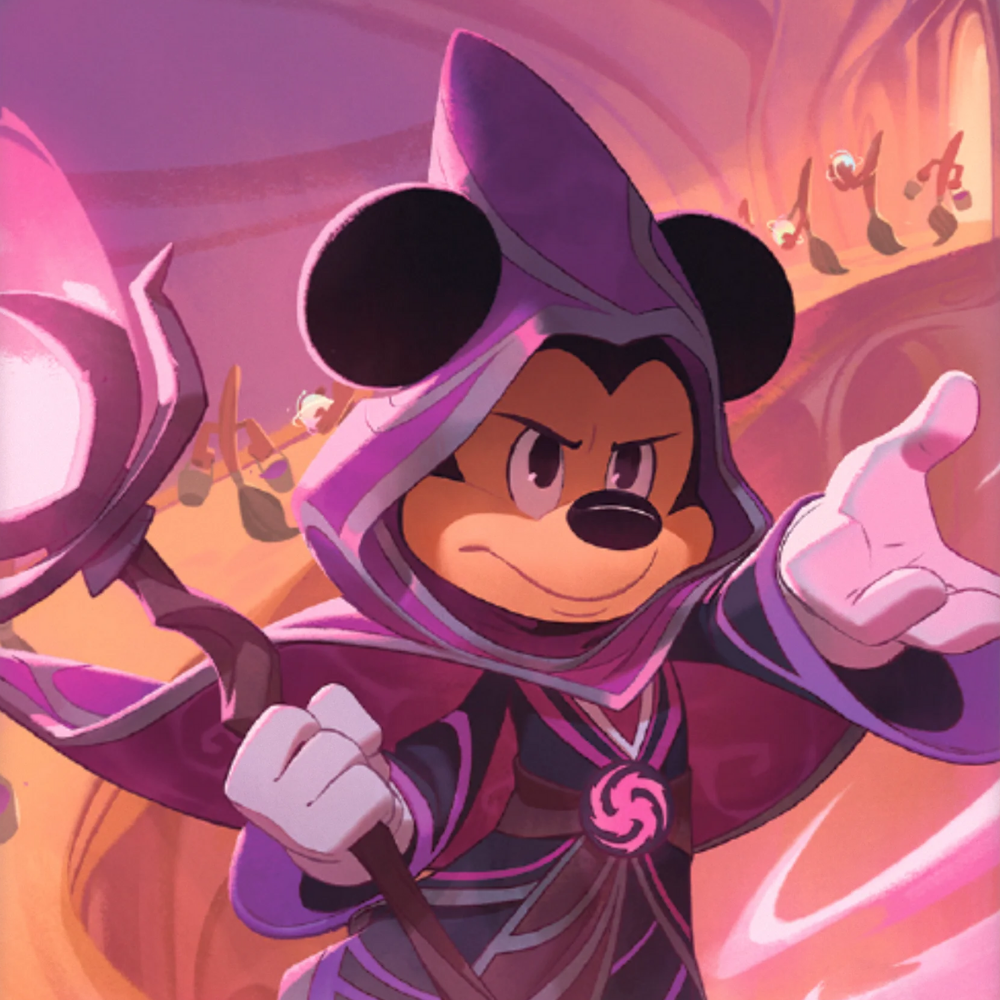 Disney Lorcana Motiv mit Mickey Maus als Magier in violetter Robe und Zauberstab vor magischem Setting