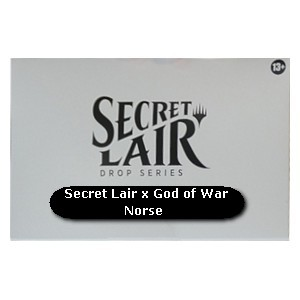 Secret Lair x PlayStation - God of War: Norse - non-foil edition. Weiße Verbackung mit Secret Lair Aufdruck.