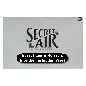 Secret Lair x PlayStation - Horizon: Into the Forbidden West - non-foil edition. Weiße Verbackung mit Secret Lair Aufdruck.
