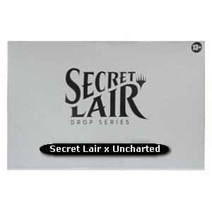 Secret Lair x PlayStation - Uncharted - non-foil edition. Weiße Verbackung mit Secret Lair Aufdruck.