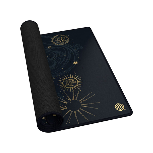 Detailansicht der Harry Potter Playmat mit goldenen Symbolen und strukturierter Oberfläche – hochwertiges Design für sicheres und stilvolles Kartenspiel-Erlebnis.