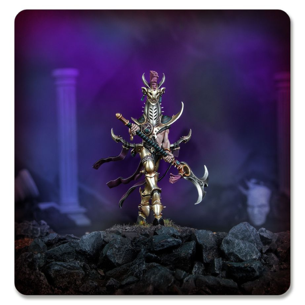 Warhammer Age of Sigmar Fürst der Hysterie (83-118) als bemalte Hedonites-of-Slaanesh-Miniatur in düsterer Szenerie.
