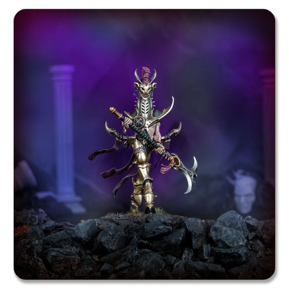 Warhammer Age of Sigmar Fürst der Hysterie (83-118) als bemalte Hedonites-of-Slaanesh-Miniatur in düsterer Szenerie.