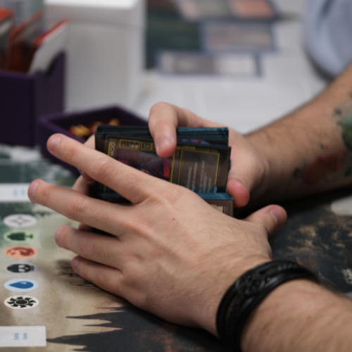 Spieler bereitet sein Magic: The Gathering Deck für eine gemeinsame Commander Runde im TCG Shop vor