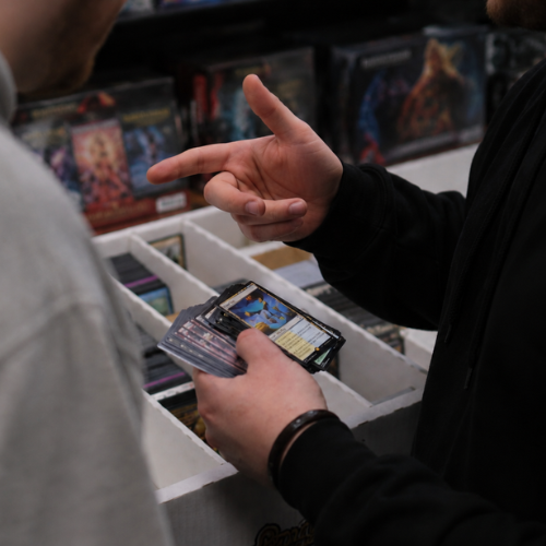 Persönliche Beratung zu Sammelkarten und Einzelkarten im lokalen TCG Shop