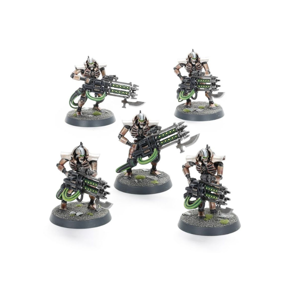 Warhammer 40.000 Necrons Immortals Miniaturen mit Gauss-Waffen und grünen Energieeffekten
