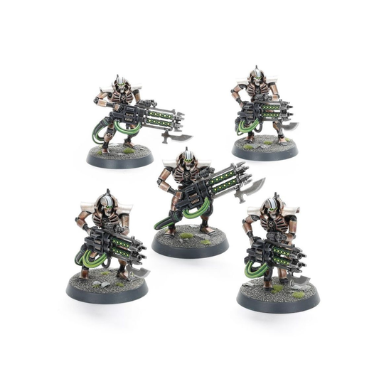 Warhammer 40.000 Necrons Immortals Miniaturen mit Gauss-Waffen und grünen Energieeffekten