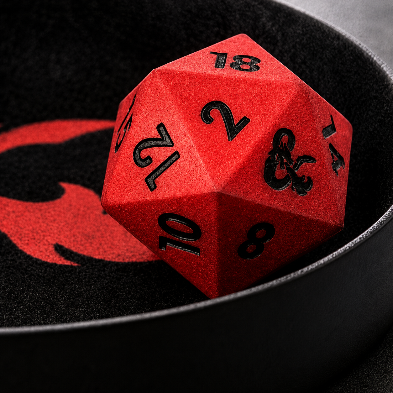 Roter zwanzigseitiger Dungeons & Dragons Würfel in einer Würfelschale als Rollenspielzubehör.