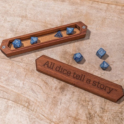 Q WORKSHOP Sapelli All Dice Box – Würfelbox aus Holz mit Magnetverschluss