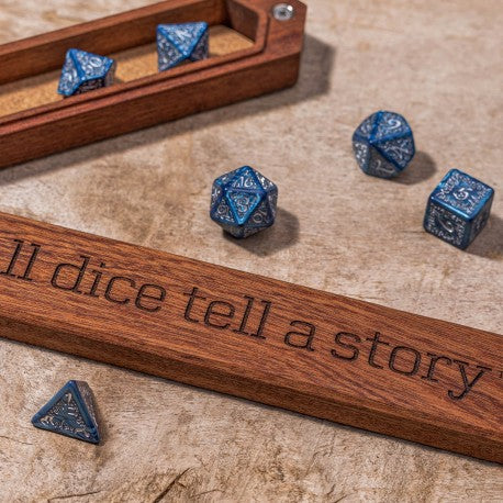 Q WORKSHOP Sapelli All Dice Box – Würfelbox aus Holz mit Magnetverschluss