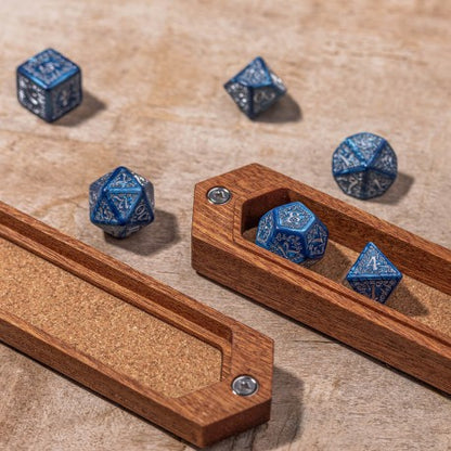 Q WORKSHOP Sapelli All Dice Box – Würfelbox aus Holz mit Magnetverschluss