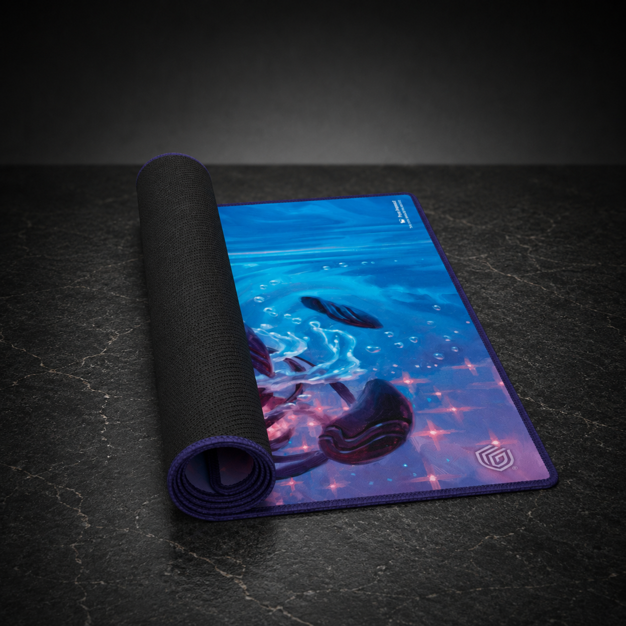 Aufgerollte Playmat mit farbigem Motiv auf dunkler Oberfläche als Zubehörbild für Trading Card Games.