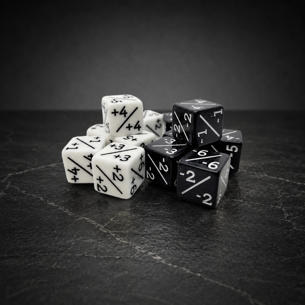 Schwarze und weiße Counter-Würfel mit Zahlen und Modifikatoren als Zubehör für Tabletop- und Sammelkartenspiele.