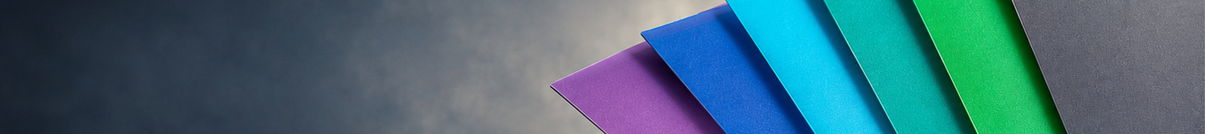 Desktop-Hero-Banner mit verschiedenfarbigen Kartenhüllen als Symbol für Zubehör im Sammelkartenspiel.