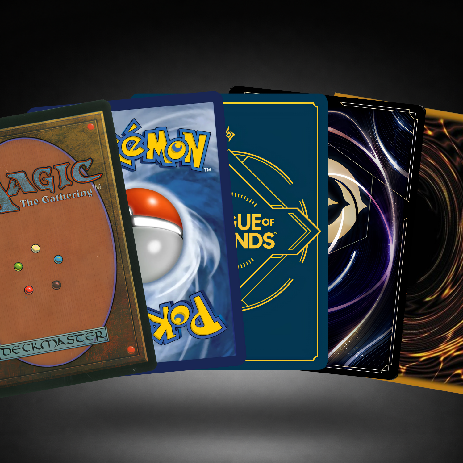 Rückseiten von Magic: The Gathering, Pokémon, Disney Lorcana und Yu-Gi-Oh! Sammelkarten nebeneinander vor dunklem Hintergrund.