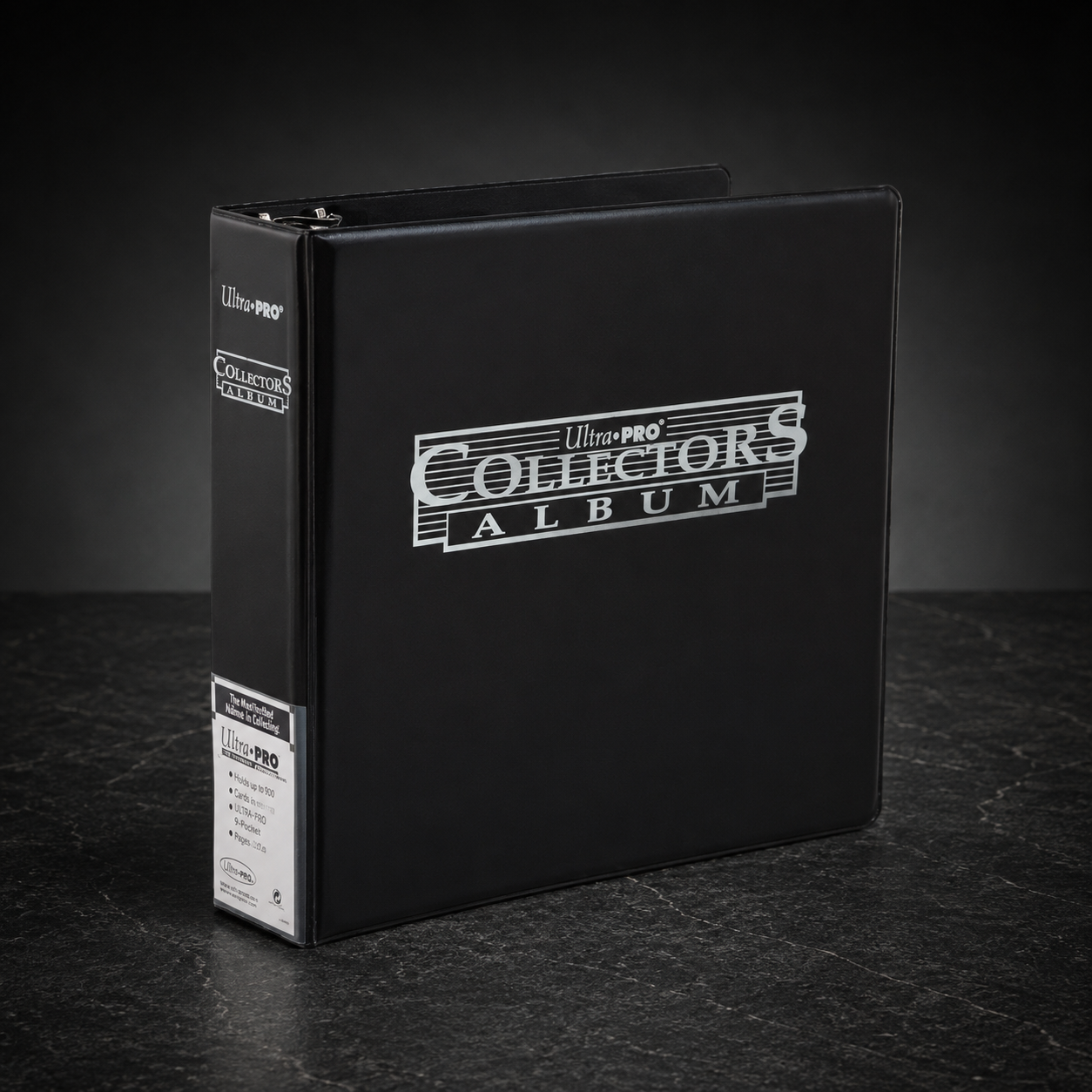 Schwarzer Ultra PRO Collectors Album Sammelordner für Trading Cards mit Ringmechanik auf dunklem Untergrund.