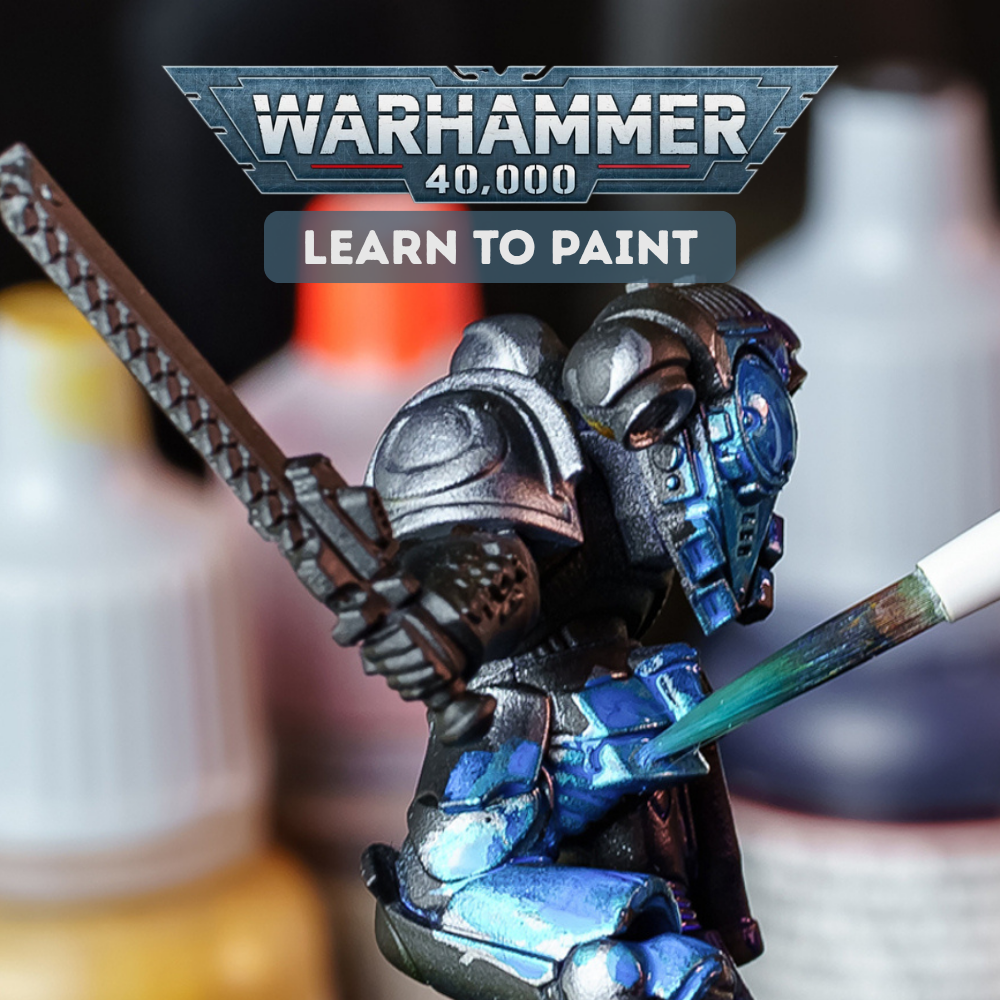 Warhammer-40.000-Learn-to-Paint mit einer Space-Marine-Miniatur, die mit einem Pinsel bemalt wird.