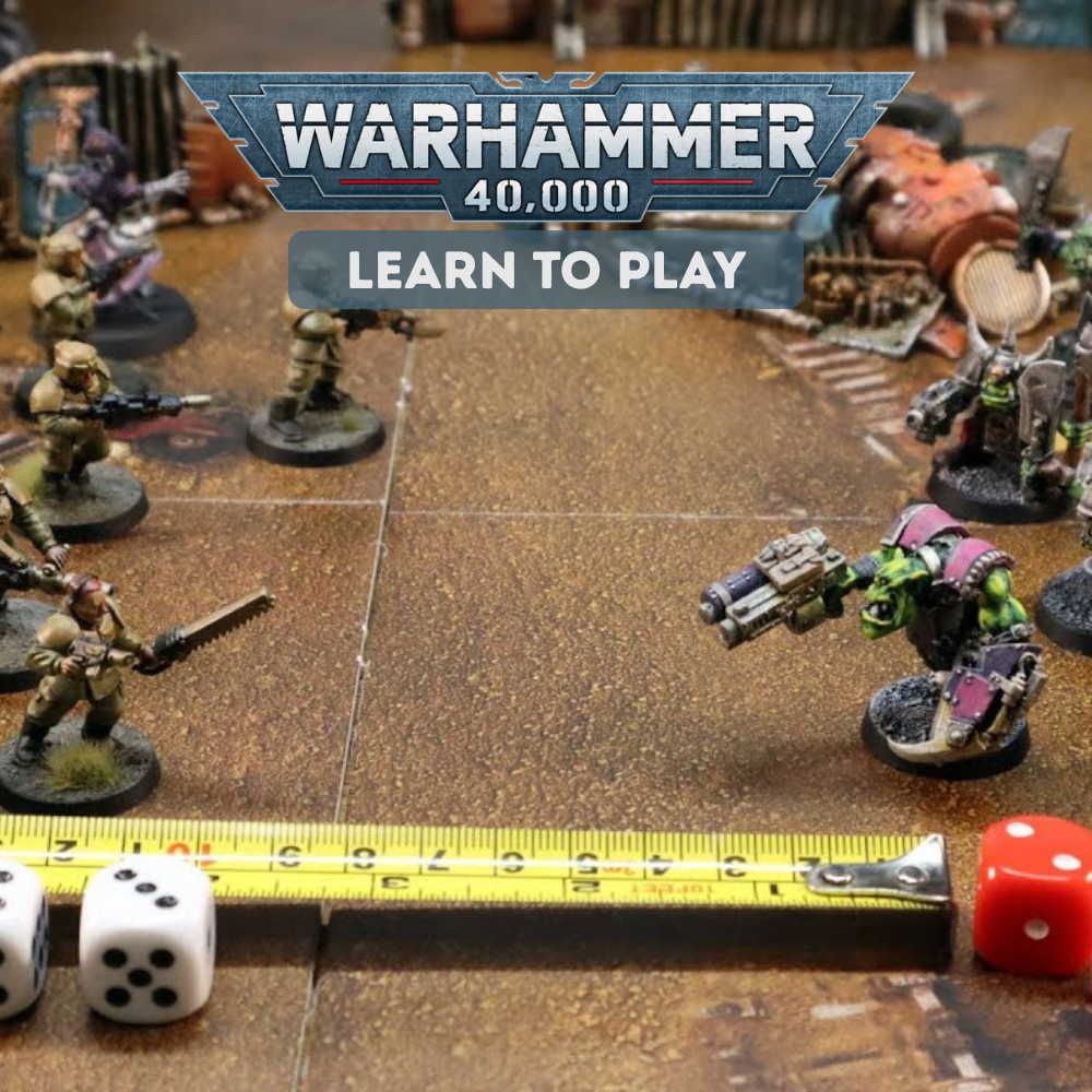 Warhammer-40.000-Learn-to-Play mit Miniaturen, Würfeln und Maßband auf einem Spielfeld.